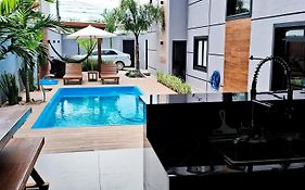 Sobrado com 3 Suítes, Piscina, Sala de Jogos, Playground, Garagem para 4 Carros